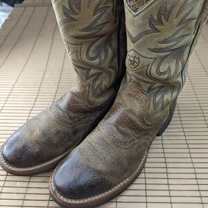 Ariat men's brown leather crepe sole Round toe Western Boots sz 8.5D. 158pmAri
